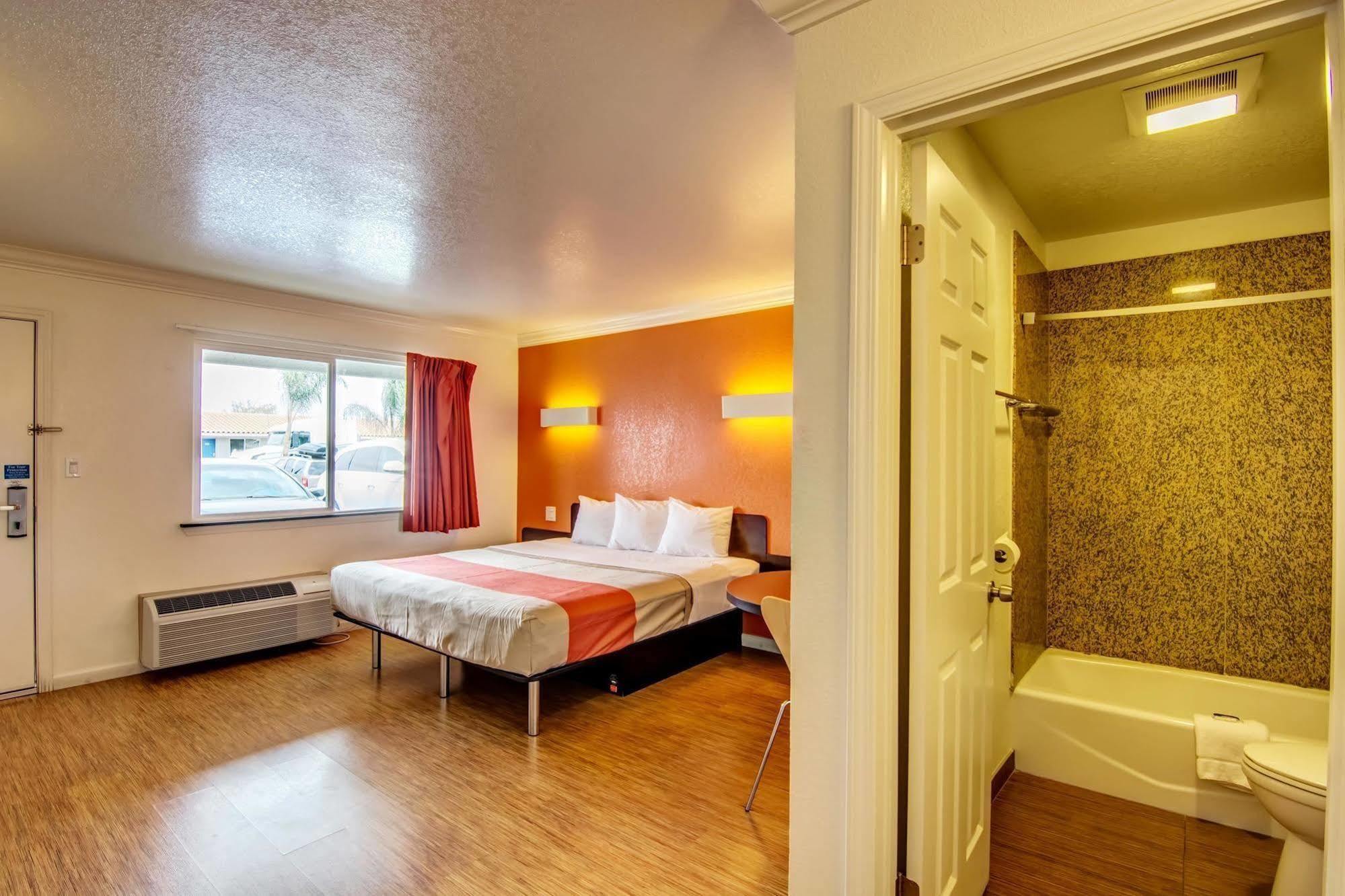 Motel 6 Manteca Εξωτερικό φωτογραφία